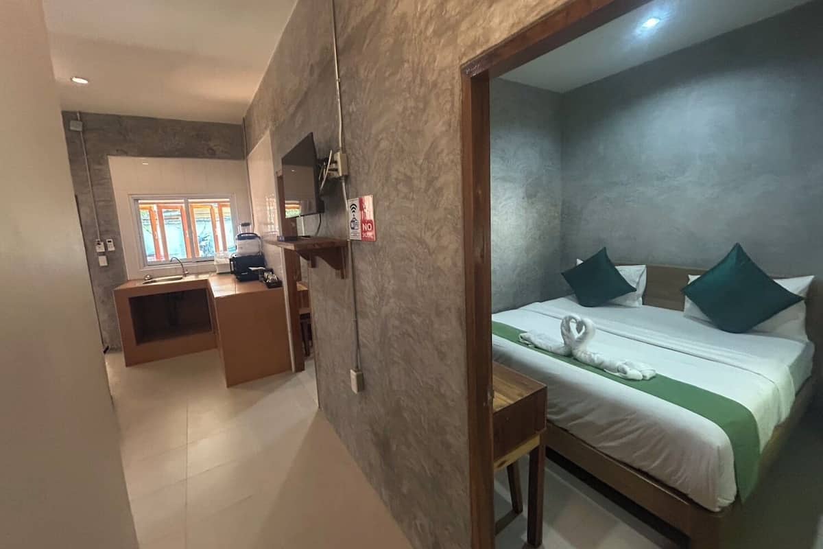 Une chambre d’hôtel avec un lit, un bureau et une vue sur l’extérieur.