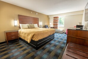 أغطية فراش متميزة وأسرّة بطبقة علوية مريحة ومكتب ومكواة/لوح كي