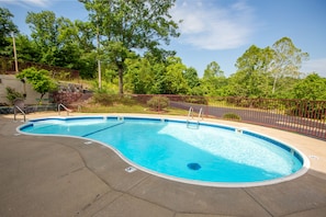 Seasonal outdoor pool - Rosebud Inn (Branson)