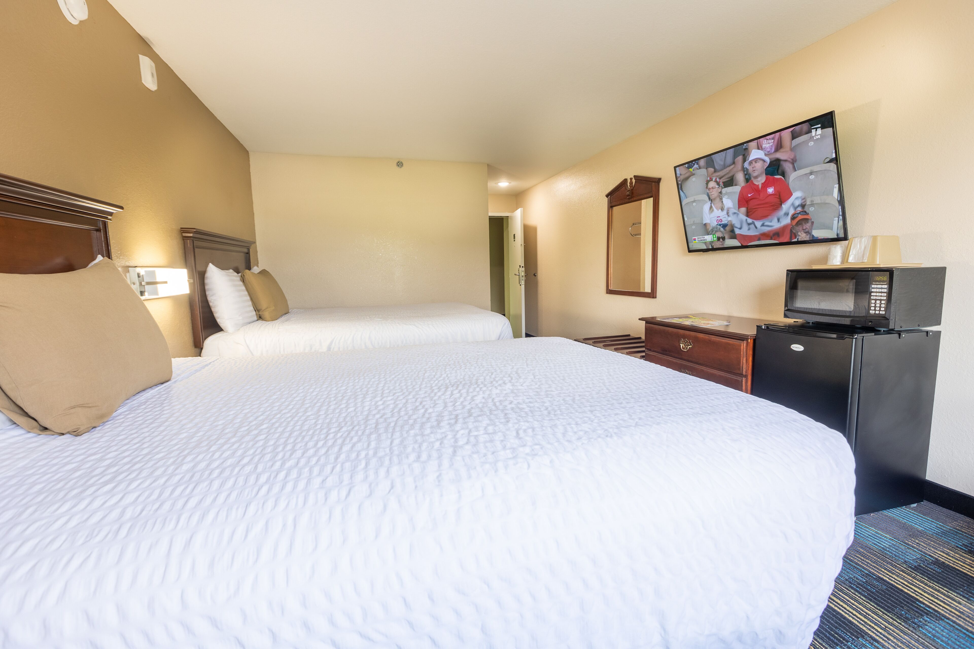 高級寢具、特厚豪華床墊、書桌、熨斗/熨衫板