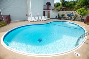 Una piscina al aire libre de temporada