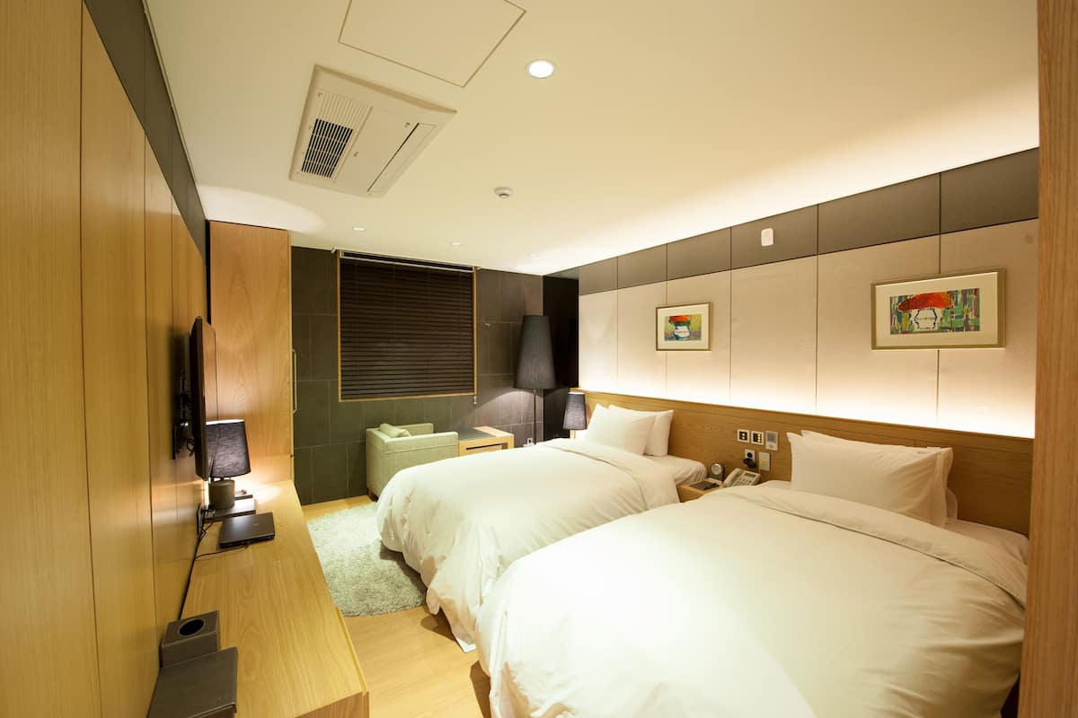 Standard Twin Room (Bigger than most in Seoul)