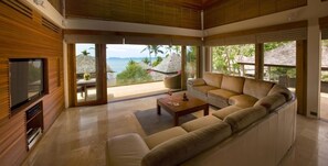 Vila, 5 quartos | Sala de estar | TV LCD, DVD player