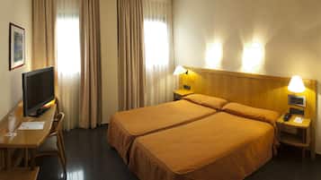 Escritorio, cortinas blackout, wifi gratis y ropa de cama