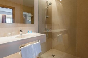Bathtub, hair dryer, bidet, towels - Hotel Ruta de Europa (Vitoria-Gasteiz)