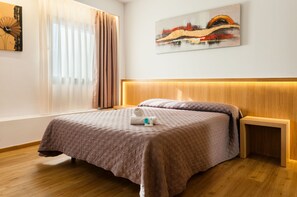 Double Room | Desk, blackout curtains, free WiFi, bed sheets - Hotel Ruta de Europa (Vitoria-Gasteiz)