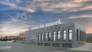 A modern building with a sign reading "RUTA DE EUROPA HOTEL". - Hotel Ruta de Europa (Vitoria-Gasteiz)
