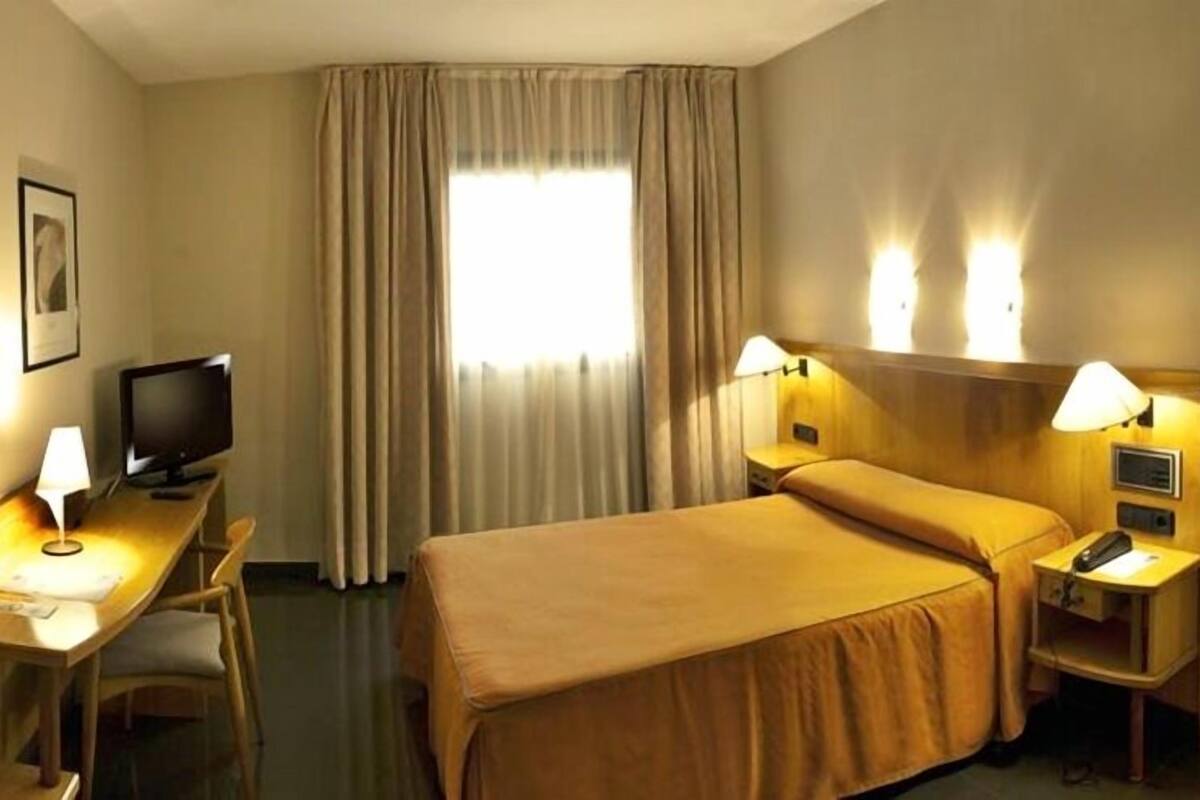 Escritorio, cortinas blackout, wifi gratis y ropa de cama 