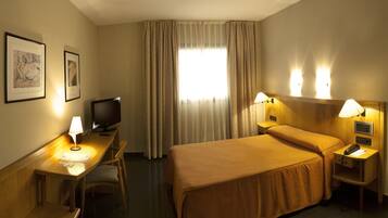 Escritorio, cortinas blackout, wifi gratis y ropa de cama