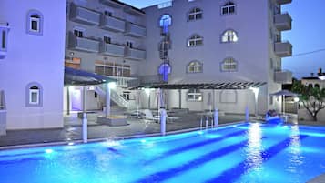 Outdoor pool, pool umbrellas, sun loungers