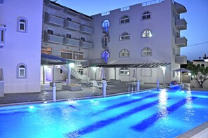 Piscine extérieure, parasols de plage, chaises longues