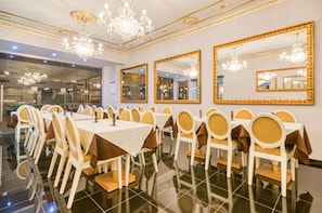 Breakfast (EUR 10 per person)