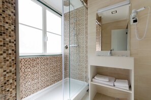 Double Room | Bathroom | Deep-soaking bathtub, towels - Hotel LX Rossio (Lisbon)