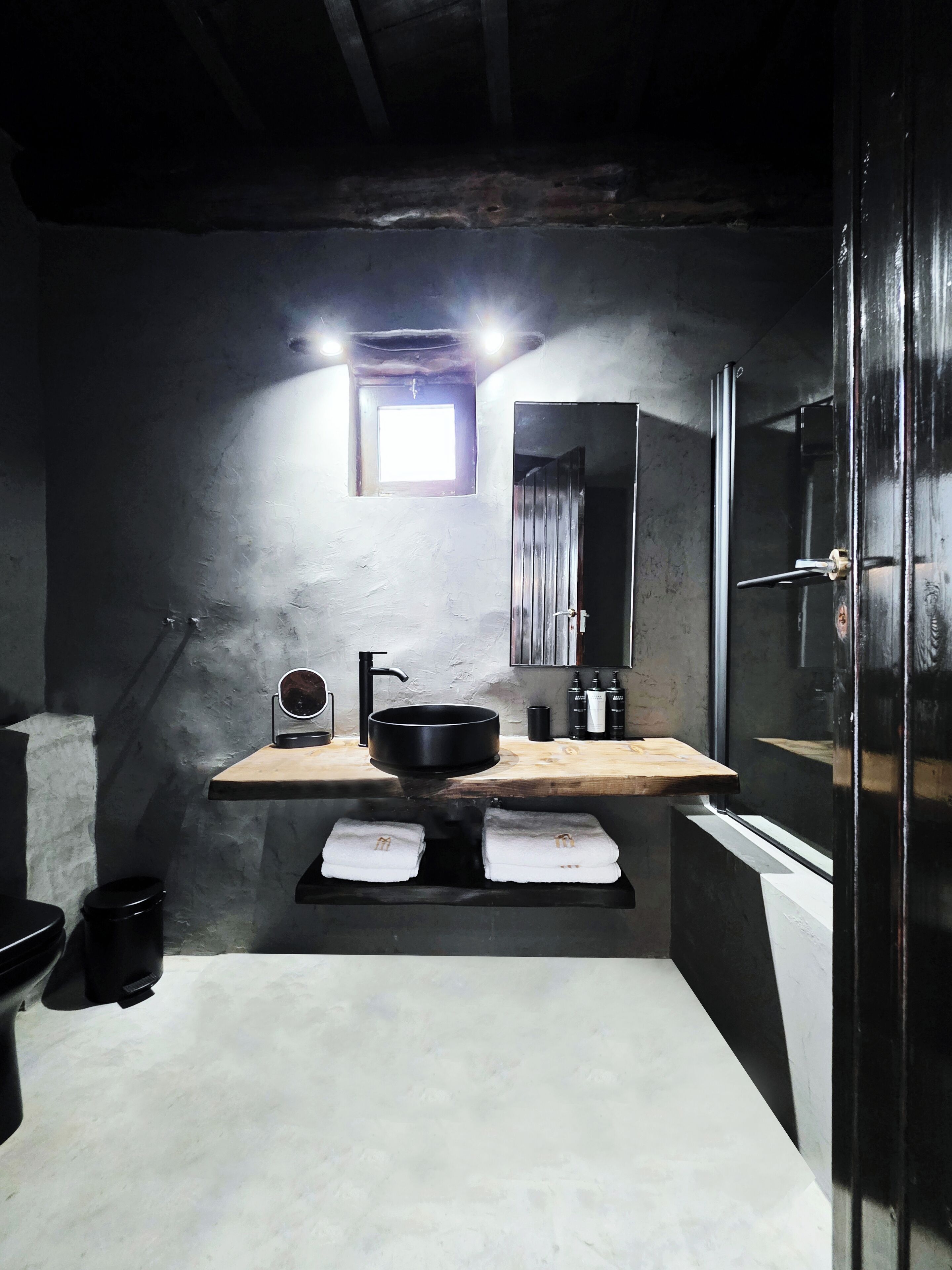 Appartement, uitzicht op bergen (Private) | Badkamer | Een douche, designer toiletartikelen, een haardroger, pantoffels