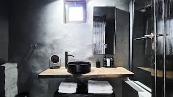 Appartement, uitzicht op bergen (Private) | Badkamer | Een douche, designer toiletartikelen, een haardroger, pantoffels