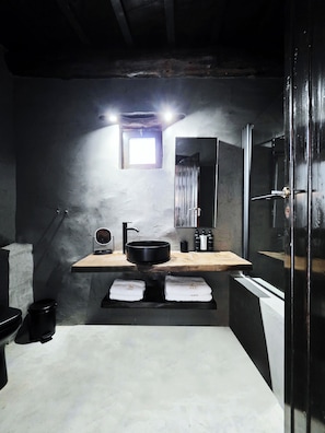 Appartement, uitzicht op bergen (Private) | Badkamer | Een douche, designer toiletartikelen, een haardroger, pantoffels
