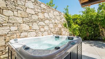 Departamento Deluxe, hidromasaje, vista a la montaña | Tina de hidromasaje privada