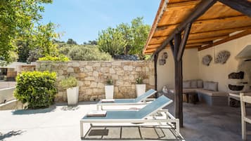 Departamento Deluxe, hidromasaje, vista a la montaña | Vista al jardín