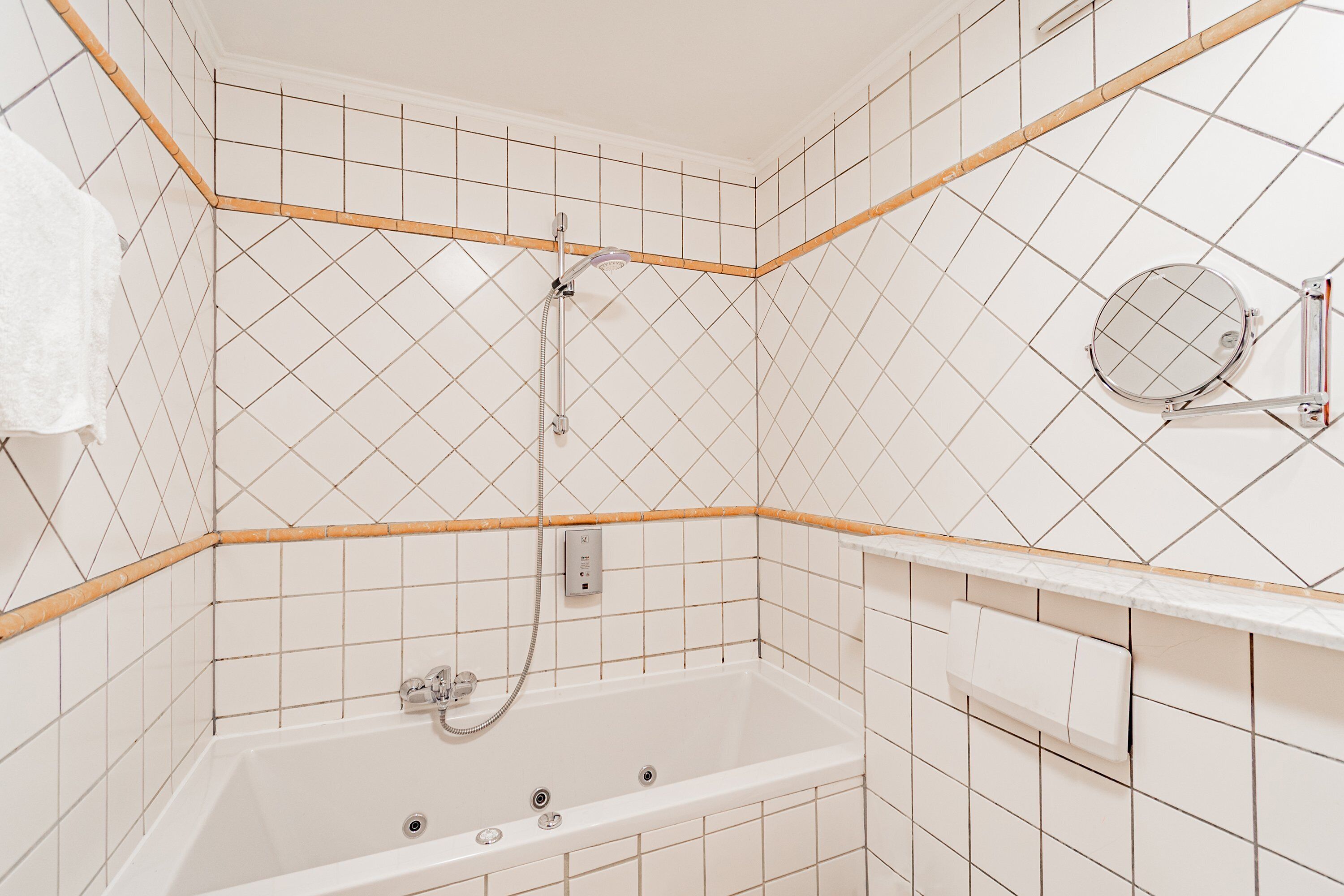 Ein Badezimmer mit einer Badewanne, einer Dusche und einer Toilette.