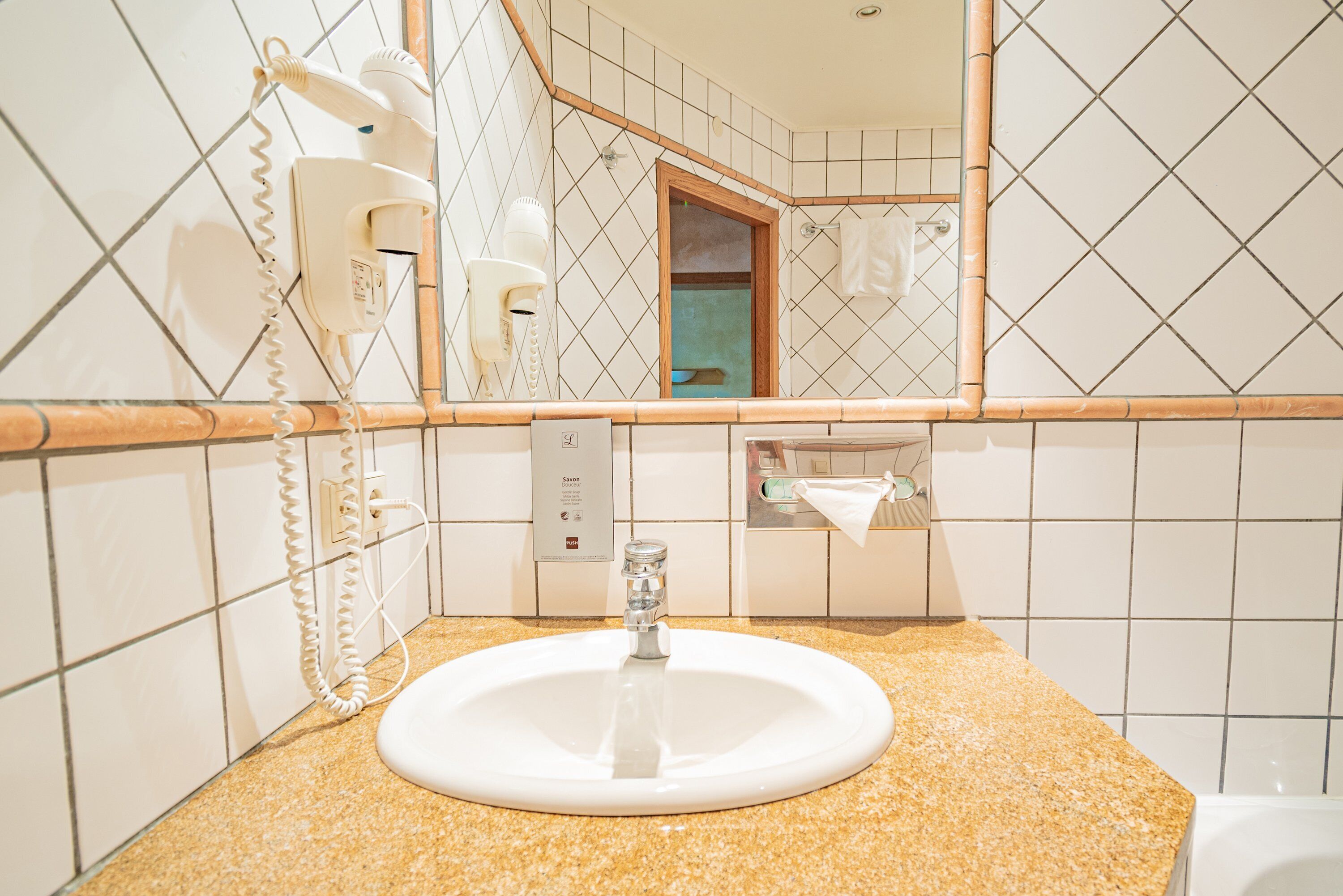 family room, 2 bedrooms | bathroom | free toiletries, hair dryer, towels