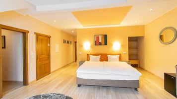 Junior Suite, 2 Bedrooms, Hot Tub | Desk, rollaway beds, free WiFi, bed sheets