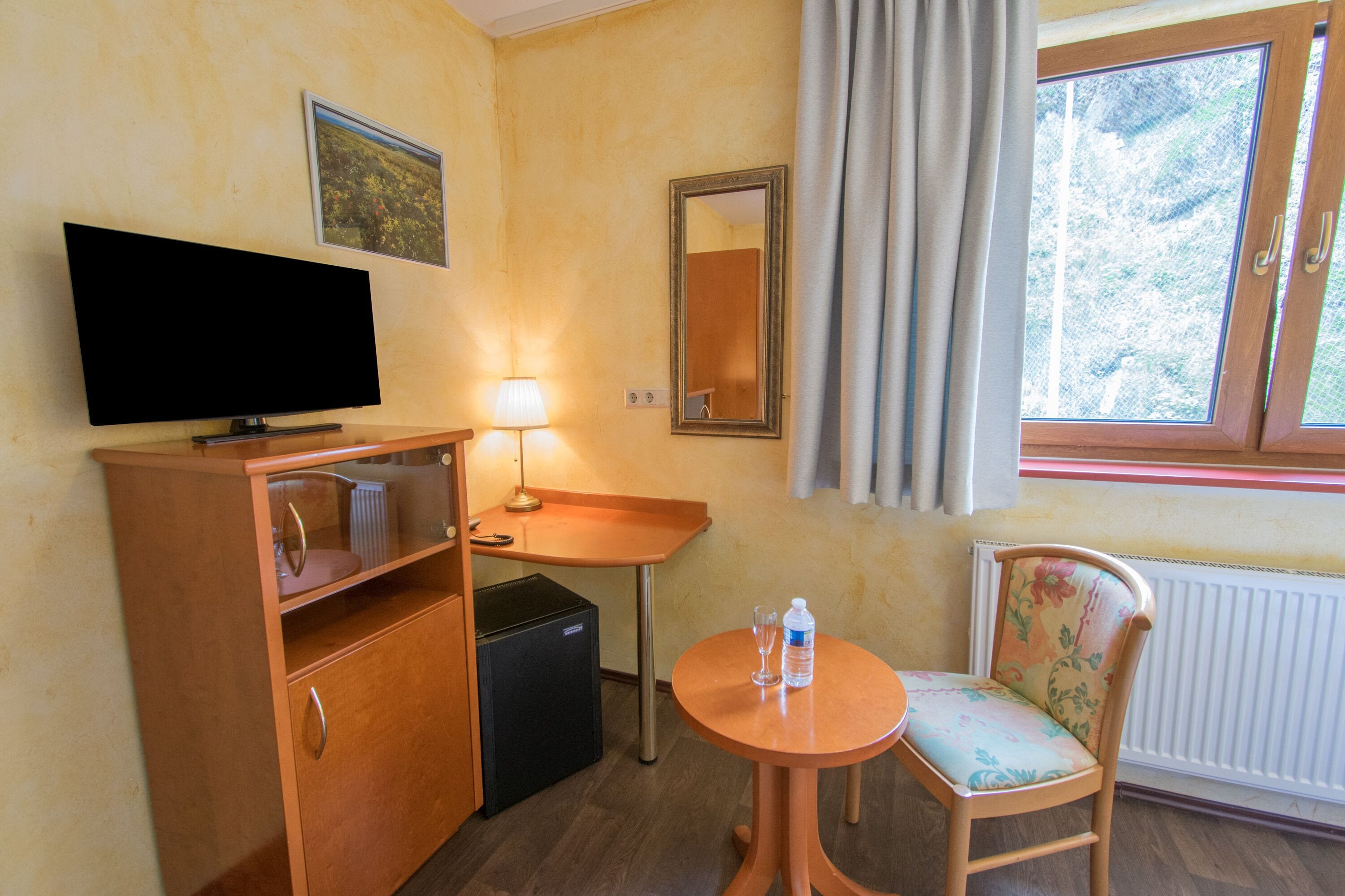 standard single room | room amenity