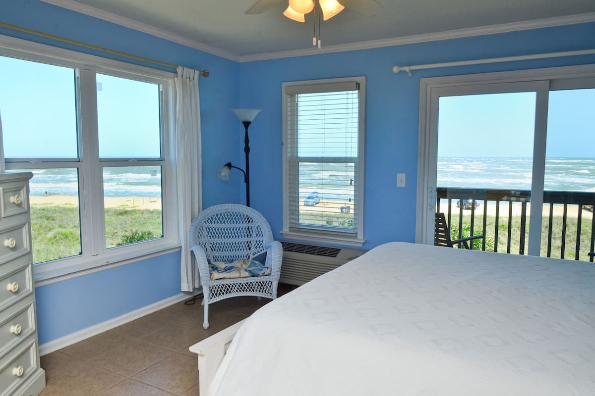 corner studio oceanfront king | individually decorated, individually furnished, iron/ironing board