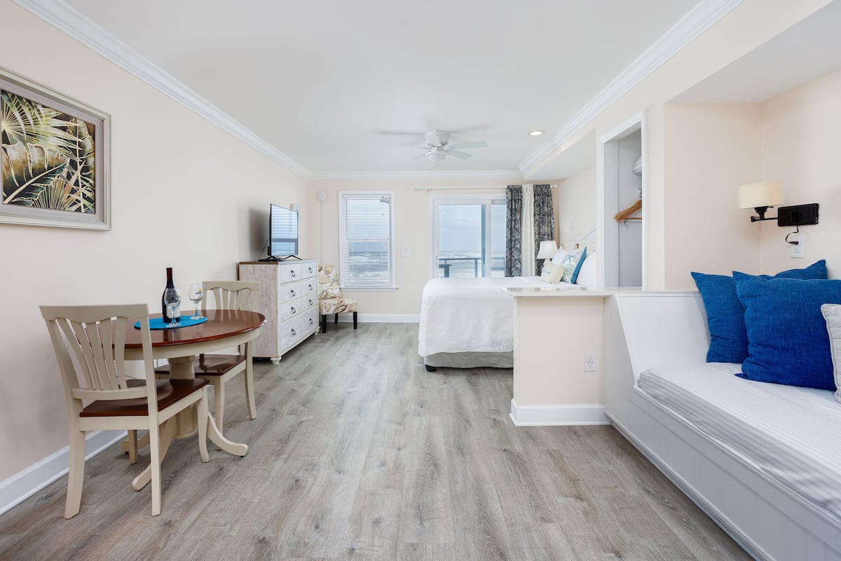 Habitación estándar, varias camas, vista al océano, frente al océano | Decoración personalizada y muebles diferentes