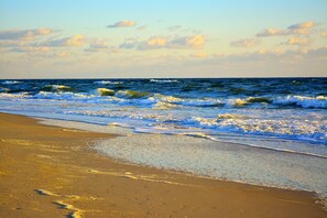 På stranden, solsenger, parasoller og strandhåndklær