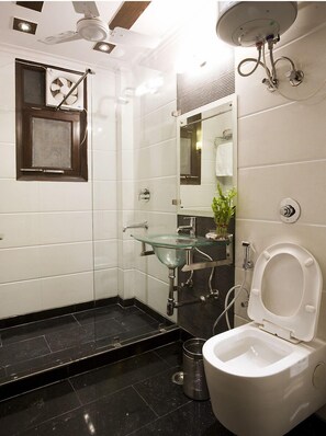 Luxurious Queen Room | Bathroom | Shower, free toiletries, hair dryer, slippers