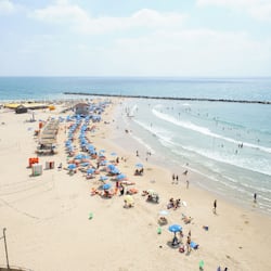En la playa, camastros y toallas de playa