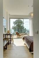 Ropa de cama de alta calidad y caja de seguridad en la habitación 