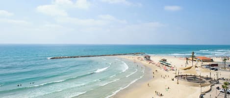 Di pantai, kursi berjemur, dan handuk pantai