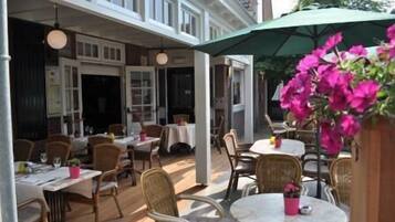 2 restaurants, lunch served