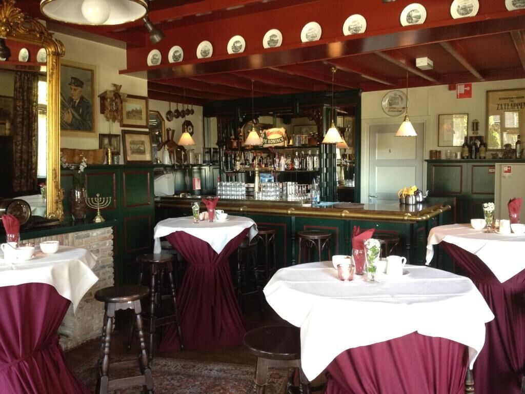 2 restaurants, lunch served