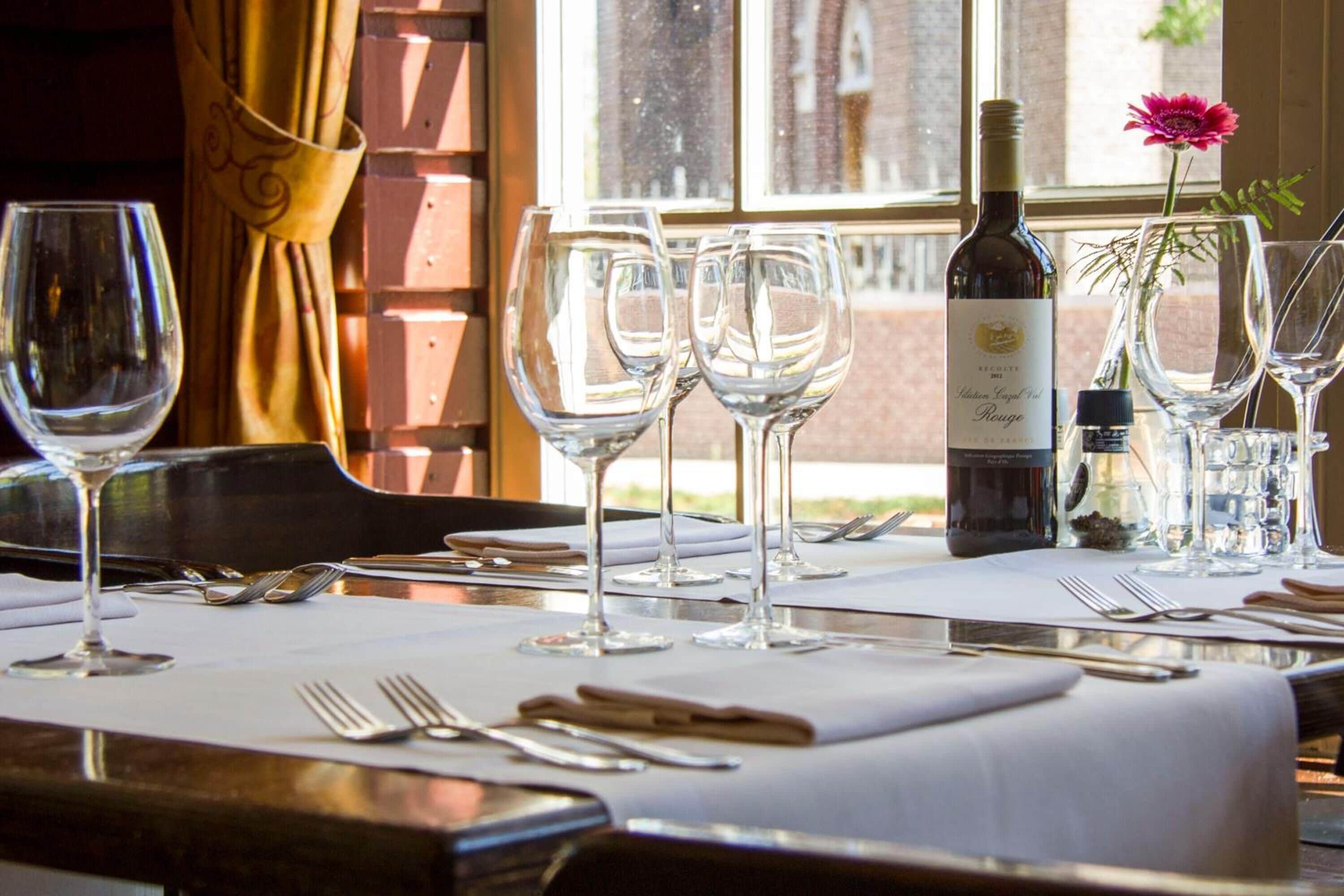 2 restaurants, lunch served