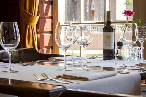 2 restaurants, lunch served