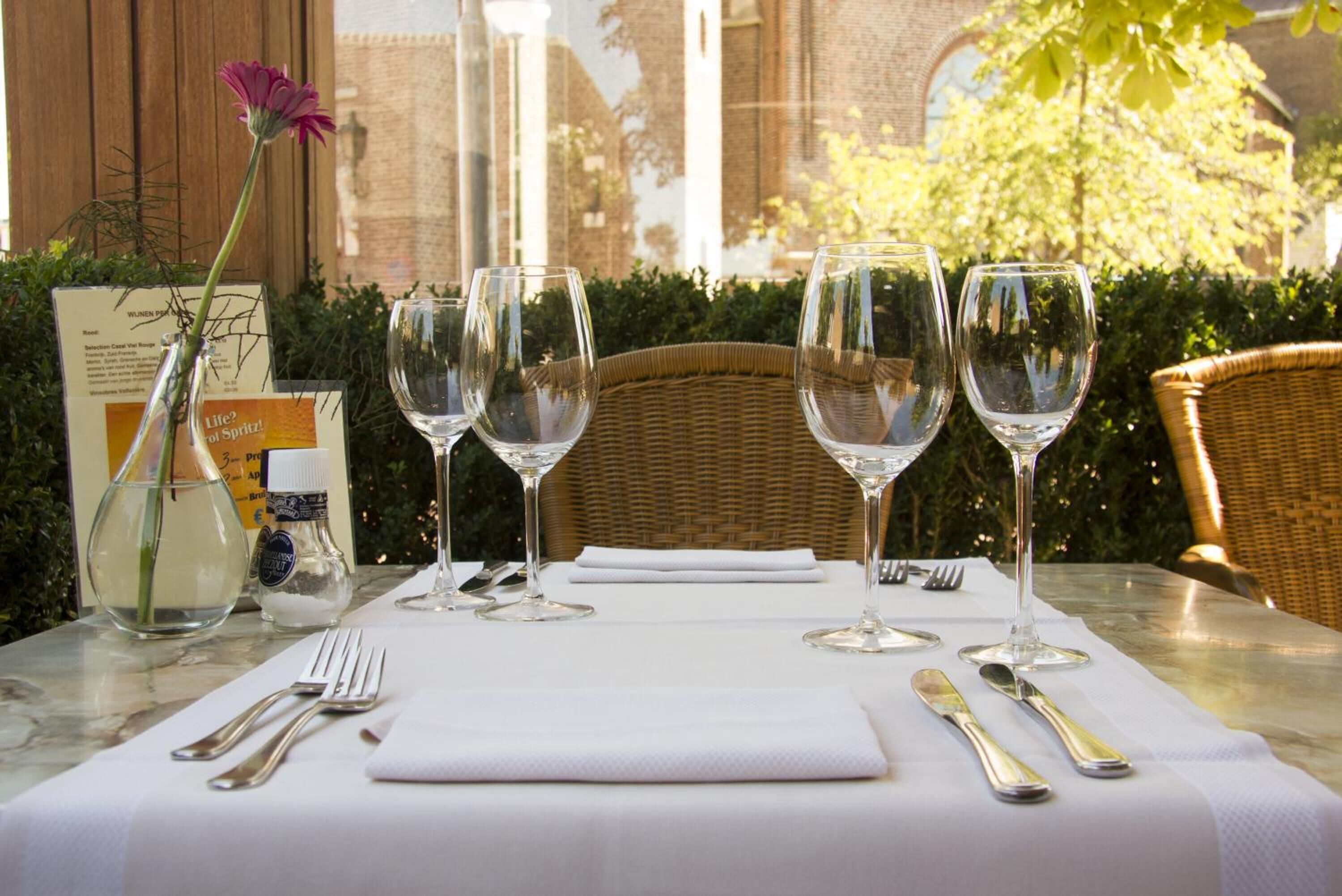 2 restaurants, lunch served