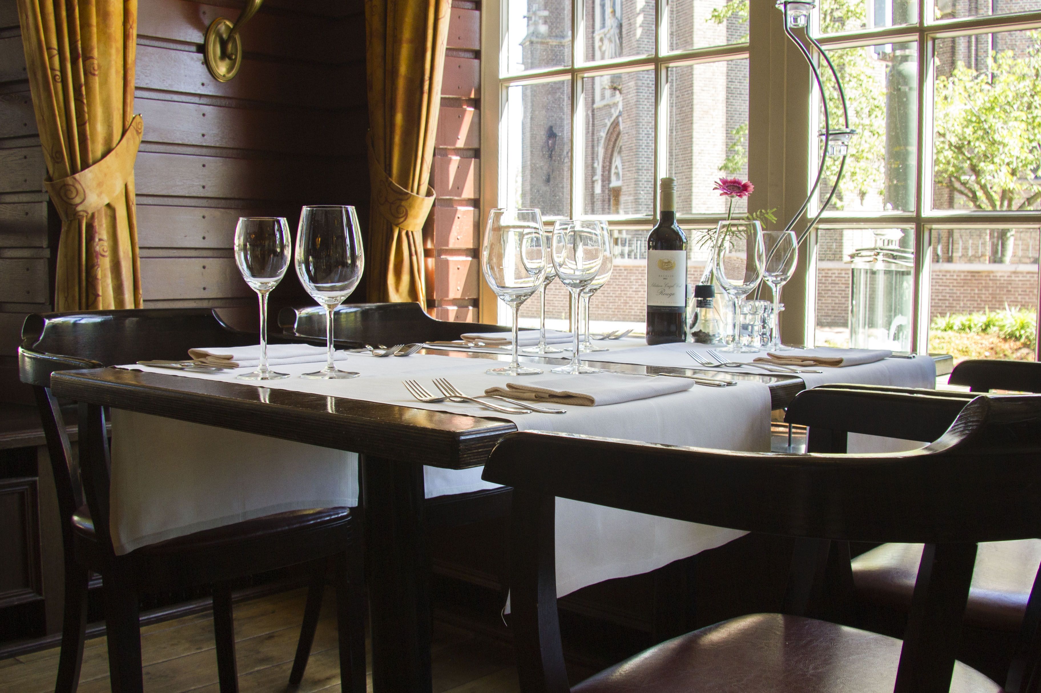 2 restaurants, lunch served