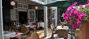 2 restaurants, lunch served