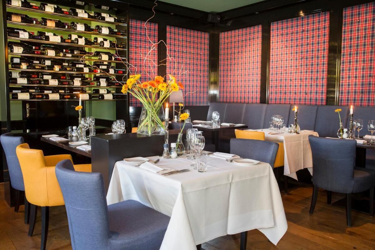 2 restaurants, lunch served