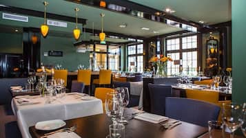 2 restaurants, lunch served
