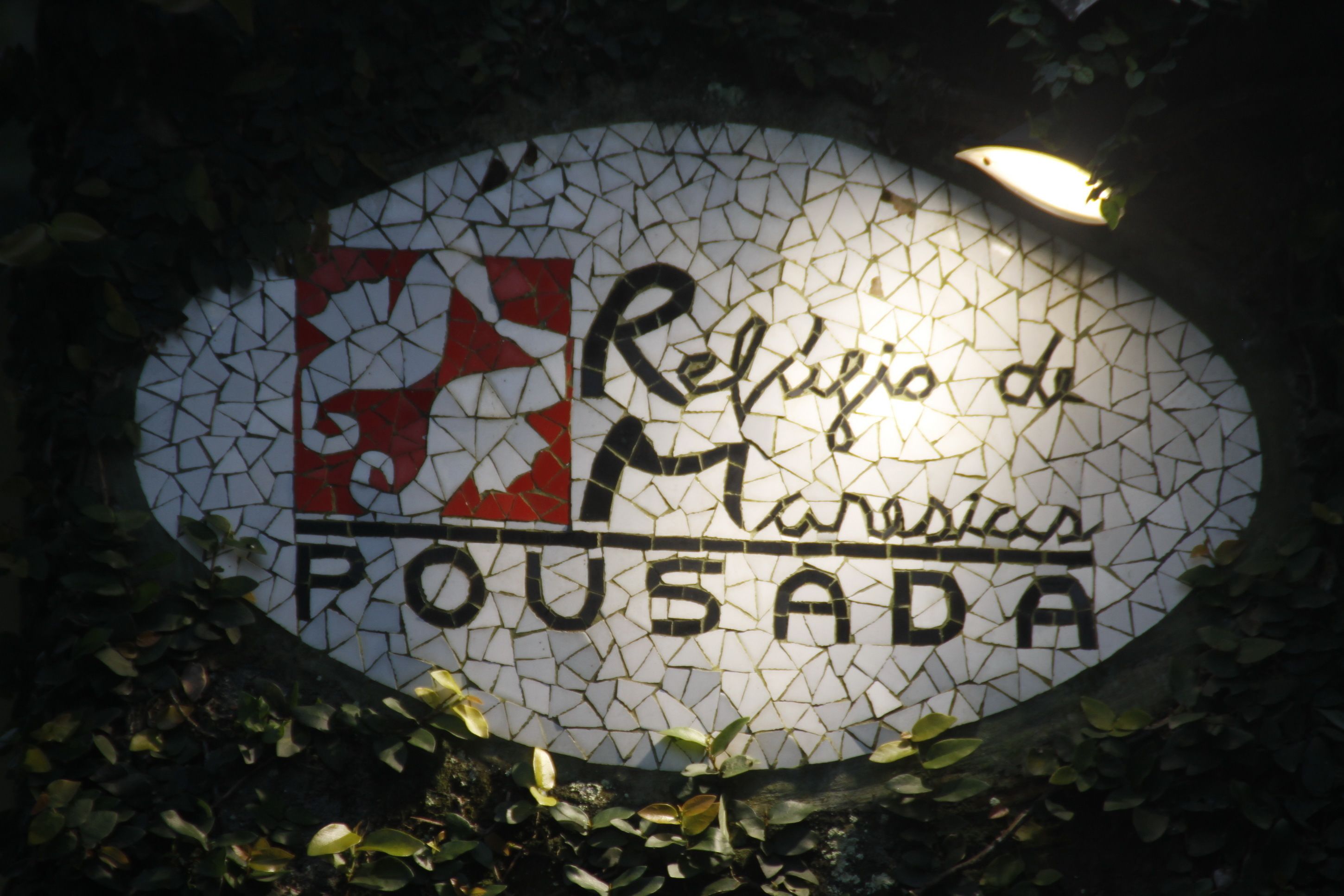 A mosaic sign with the text "Refijo de Marésada" and "POUSADA" indicating a location or establishment.