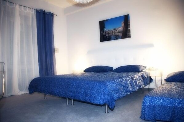 迷你吧、客房内保险箱、办公桌、熨斗/熨衣板