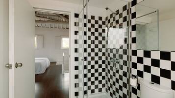 Standard Triple Room | Bilik Mandi | Pancuran mandi, hulu semburan mandi hujan, pengering rambut