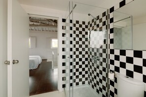 Habitación triple estándar | Baño | Ducha, cabezal de ducha tipo lluvia, secador de pelo y toallas