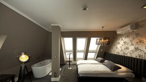 Deluxe Suite | Bathroom | Eco-friendly toiletries, hair dryer, towels - Boutique-Hotel Georges (Essen)