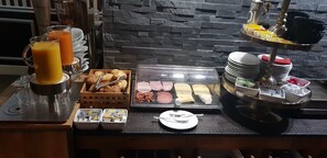 Tägliches Frühstücksbuffet gegen Gebühr