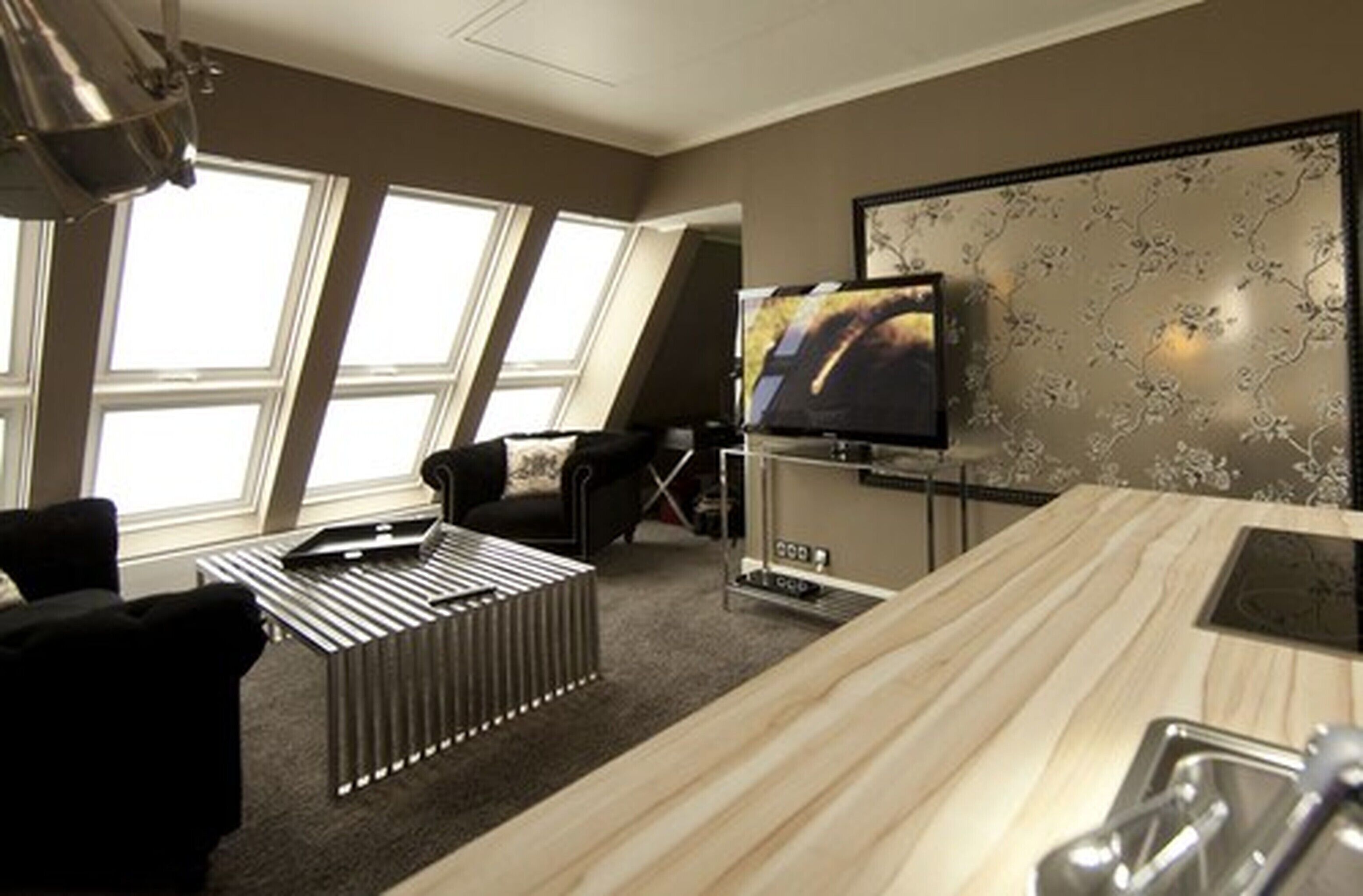 Deluxe Süit | Oturma odası | Uydu yayını kanalları bulunan 43 inç LCD televizyon, televizyon 