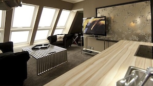 Deluxe Suite | Living room | 43-inch LCD TV with satellite channels, TV, pay movies - Boutique-Hotel Georges (Essen)